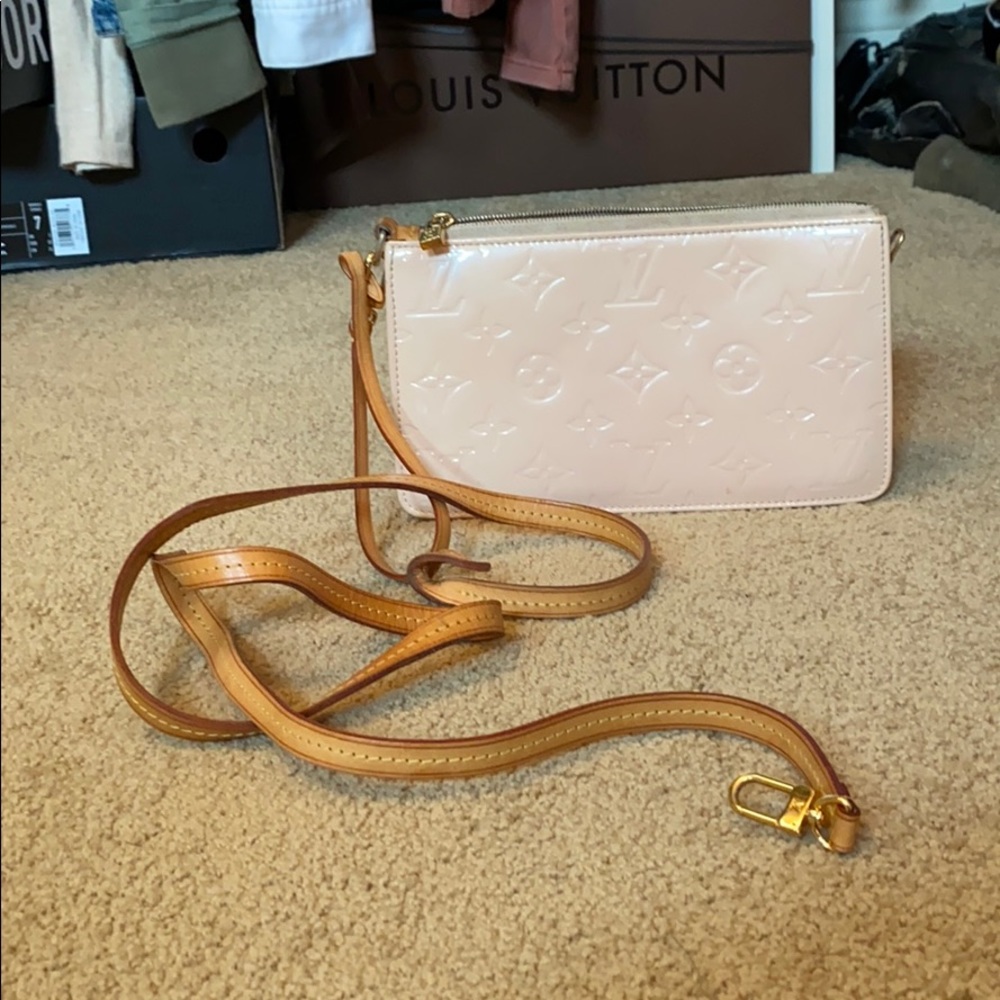 Great condition can be cross body or wristlet !